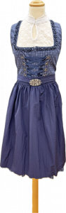 blaues Midi-Dirndl mit Muster blaue Schuerze weisse_Bluse