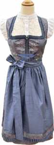 blaues Midi-Dirndl mit Stickerei blaue Schuerze weisse Bluse