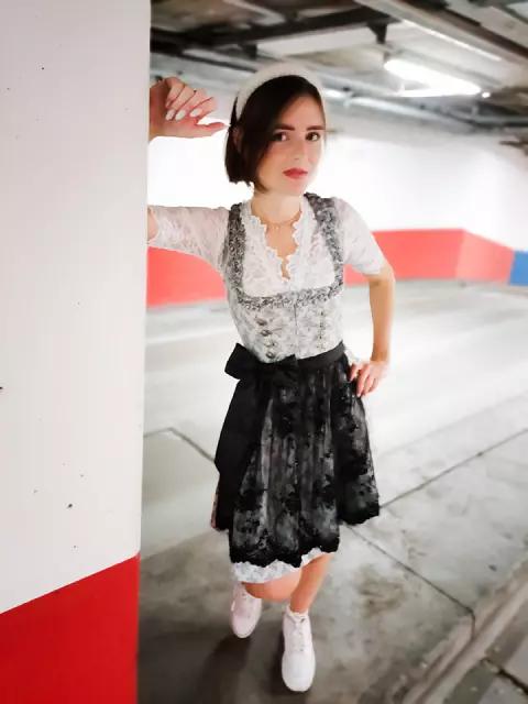 Dirndl_kurz_grau_Dirndlschuerze_schwarz_02.jpg